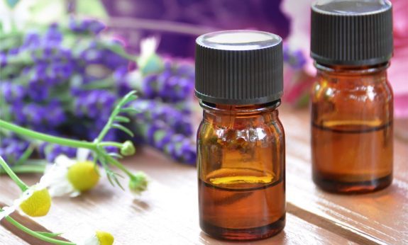 rezepte: 2 Flaschen mit einer flüssigkeit gefüllt Blumen im Hintergrund