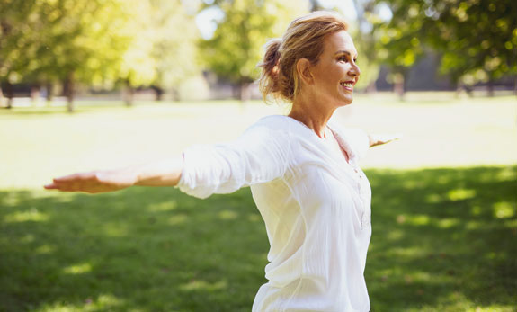 Frau macht Yoga im Park